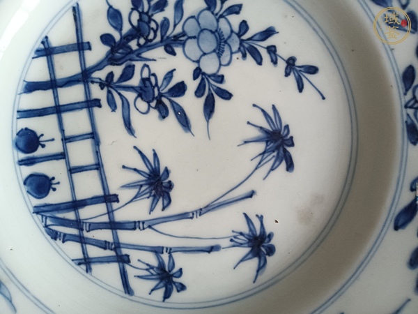 古玩陶瓷花卉紋青花盤真品鑒賞圖