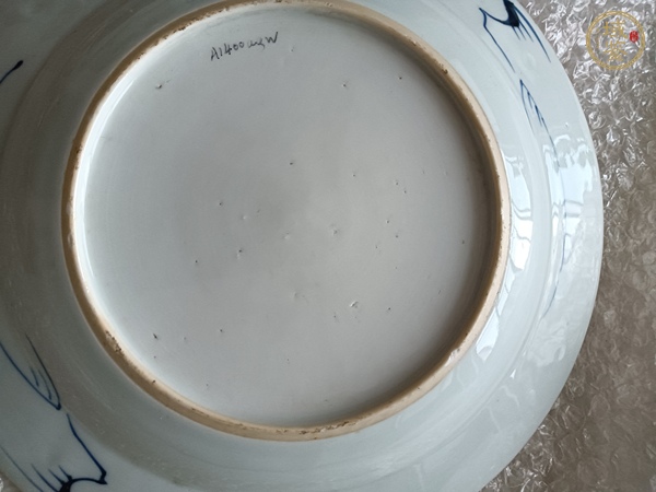 古玩陶瓷花卉紋青花盤真品鑒賞圖