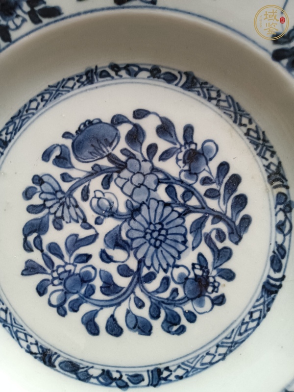 古玩陶瓷青花花卉紋盤真品鑒賞圖