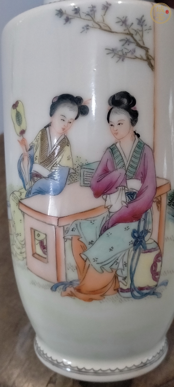 古玩陶瓷粉彩人物紋撇口瓶真品鑒賞圖