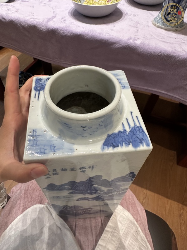 古玩陶瓷青花山水人物紋琮式瓶真品鑒賞圖