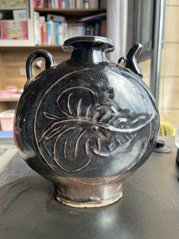 古玩轉(zhuǎn)賣金元耀州窯黑釉樹葉紋扁壺（西夏風(fēng)格）拍賣，當(dāng)前價(jià)格690元