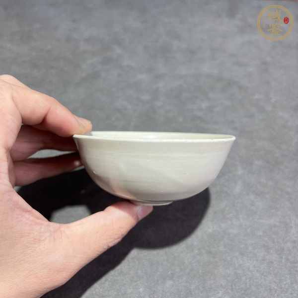 古玩陶瓷定窯白釉刻花花卉紋杯真品鑒賞圖