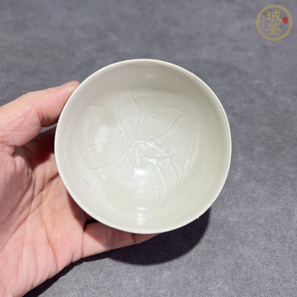 古玩陶瓷定窯白釉刻花花卉紋杯真品鑒賞圖