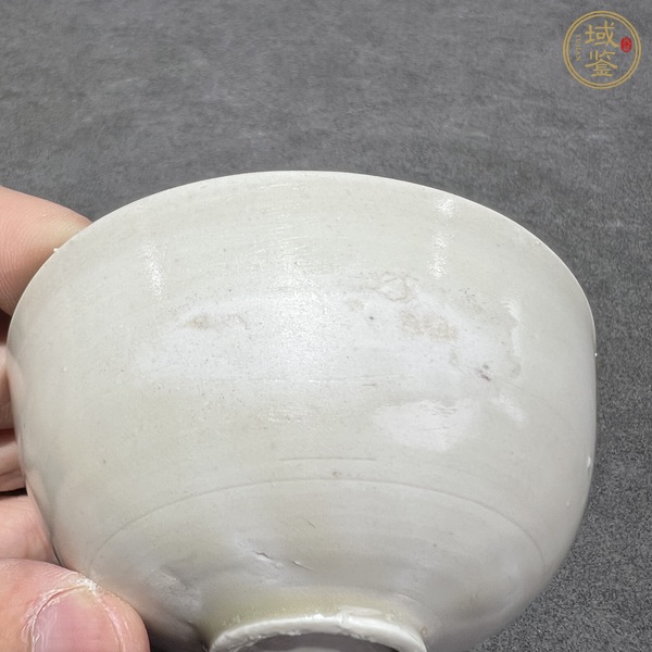 古玩陶瓷定窯白釉刻花花卉紋杯真品鑒賞圖