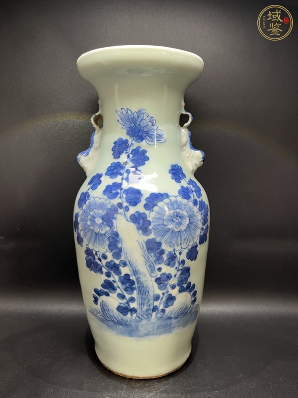 古玩陶瓷豆青釉青花花卉紋雙耳瓶真品鑒賞圖