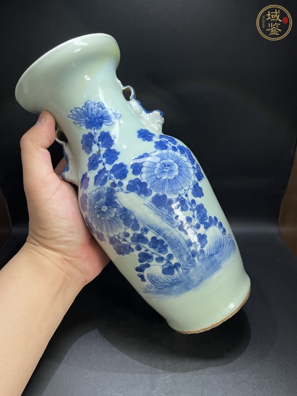 古玩陶瓷豆青釉青花花卉紋雙耳瓶真品鑒賞圖