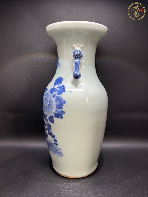 古玩陶瓷豆青釉青花花卉紋雙耳瓶真品鑒賞圖