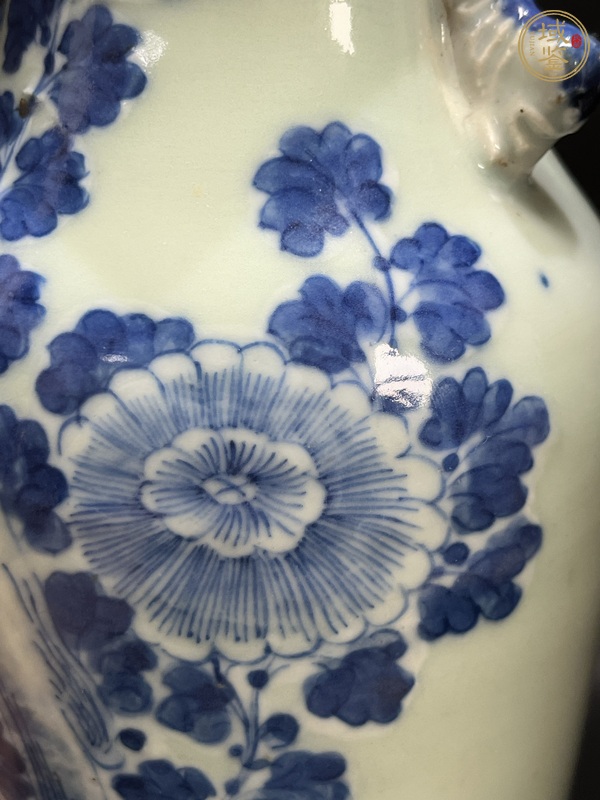 古玩陶瓷豆青釉青花花卉紋雙耳瓶真品鑒賞圖
