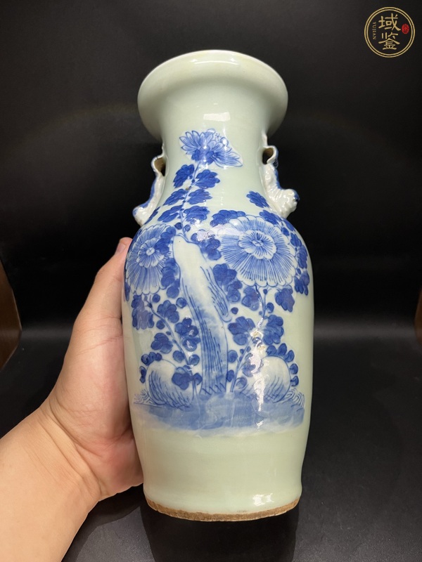 古玩陶瓷豆青釉青花花卉紋雙耳瓶真品鑒賞圖