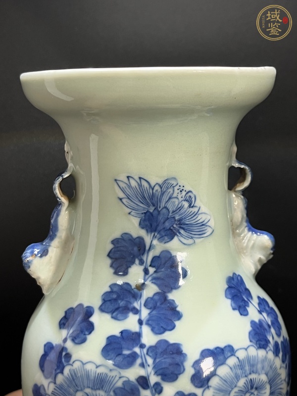 古玩陶瓷豆青釉青花花卉紋雙耳瓶真品鑒賞圖