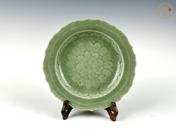 古玩陶瓷清乾隆·豆青釉蓮瓣紋花口盤真品鑒賞圖