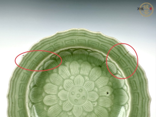 古玩陶瓷清乾隆·豆青釉蓮瓣紋花口盤真品鑒賞圖