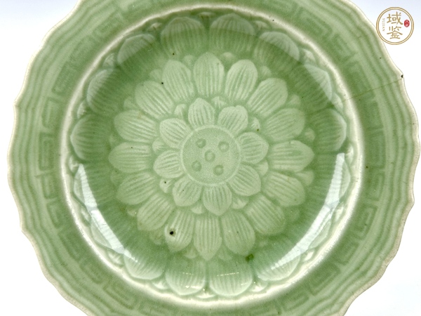 古玩陶瓷清乾隆·豆青釉蓮瓣紋花口盤真品鑒賞圖