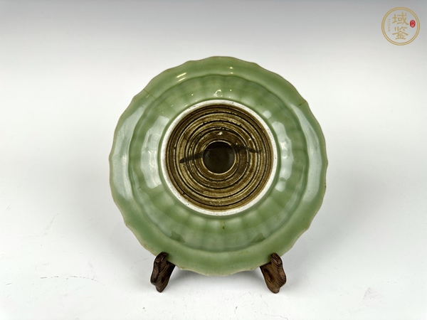 古玩陶瓷清乾隆·豆青釉蓮瓣紋花口盤真品鑒賞圖