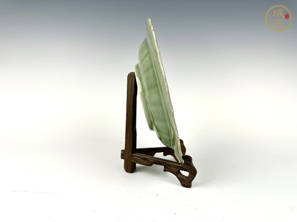 古玩陶瓷清乾隆·豆青釉蓮瓣紋花口盤真品鑒賞圖