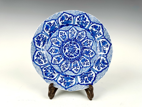 古玩陶瓷清康熙·青花開(kāi)窗錦地花卉紋大盤(pán)拍賣(mài)，當(dāng)前價(jià)格495元