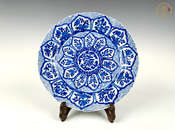 古玩陶瓷清康熙·青花開窗錦地花卉紋大盤真品鑒賞圖