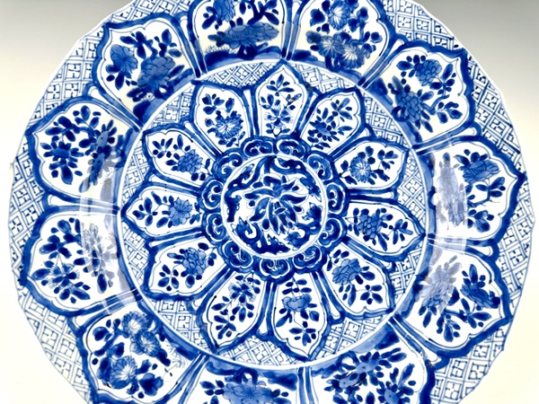 古玩陶瓷清康熙·青花開(kāi)窗錦地花卉紋大盤(pán)拍賣(mài)，當(dāng)前價(jià)格495元