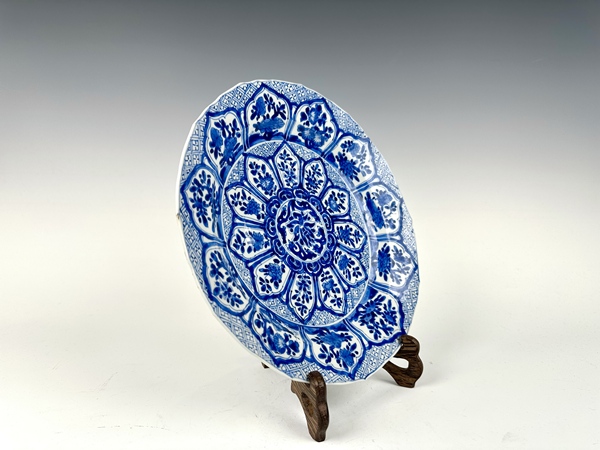 古玩陶瓷清康熙·青花開(kāi)窗錦地花卉紋大盤(pán)拍賣(mài)，當(dāng)前價(jià)格495元