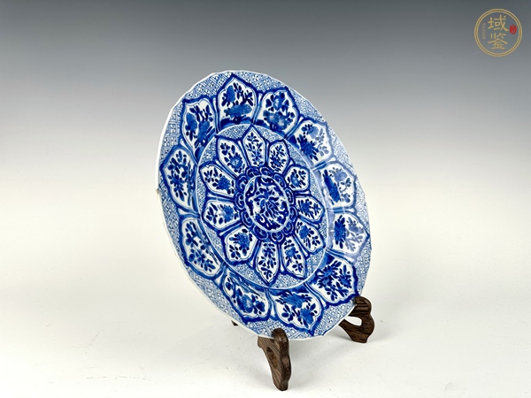 古玩陶瓷清康熙·青花開窗錦地花卉紋大盤真品鑒賞圖