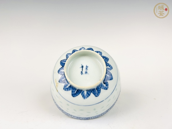 古玩陶瓷晚清·青花花卉玲瓏碗真品鑒賞圖