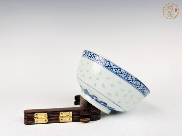 古玩陶瓷晚清·青花花卉玲瓏碗真品鑒賞圖