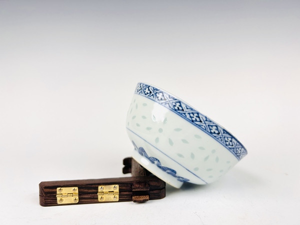 古玩陶瓷晚清·青花花卉玲瓏碗拍賣，當前價格0元