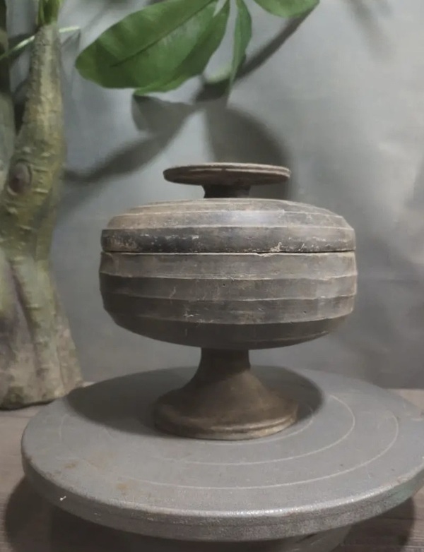 古玩轉(zhuǎn)賣漢代灰陶豆拍賣，當前價格4000元