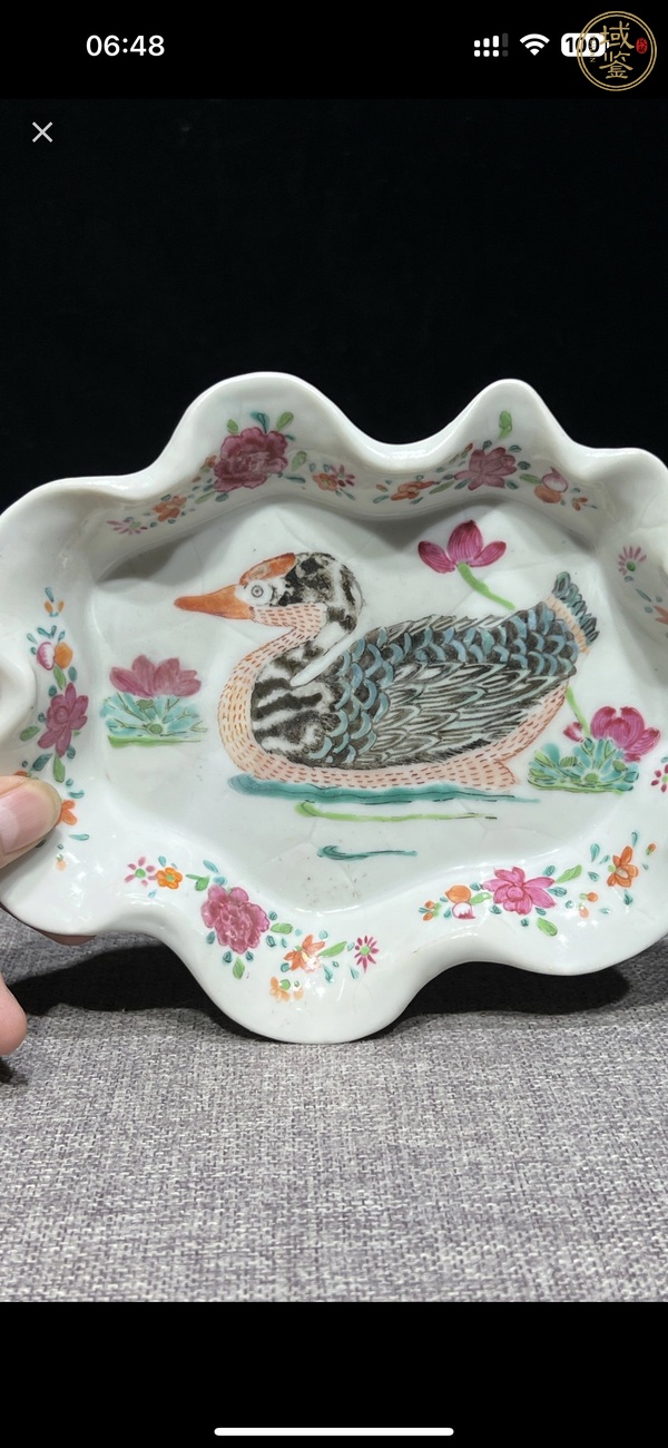 古玩陶瓷粉彩蓮池鴛鴦紋海棠盤真品鑒賞圖