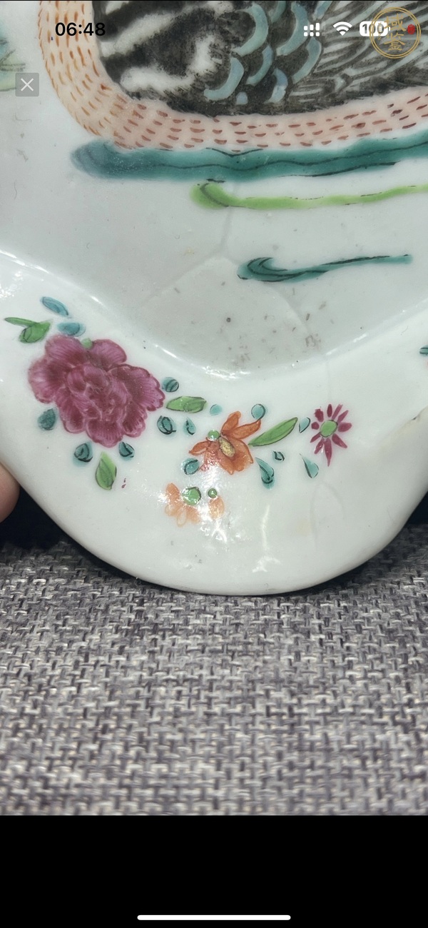 古玩陶瓷粉彩蓮池鴛鴦紋海棠盤真品鑒賞圖