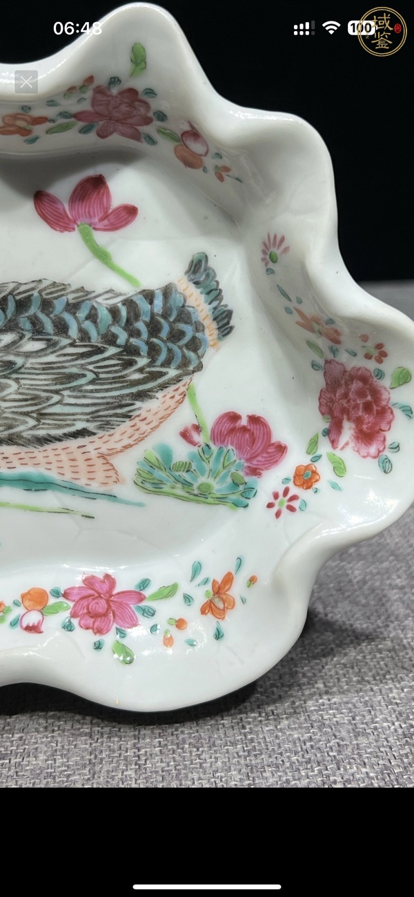 古玩陶瓷粉彩蓮池鴛鴦紋海棠盤真品鑒賞圖