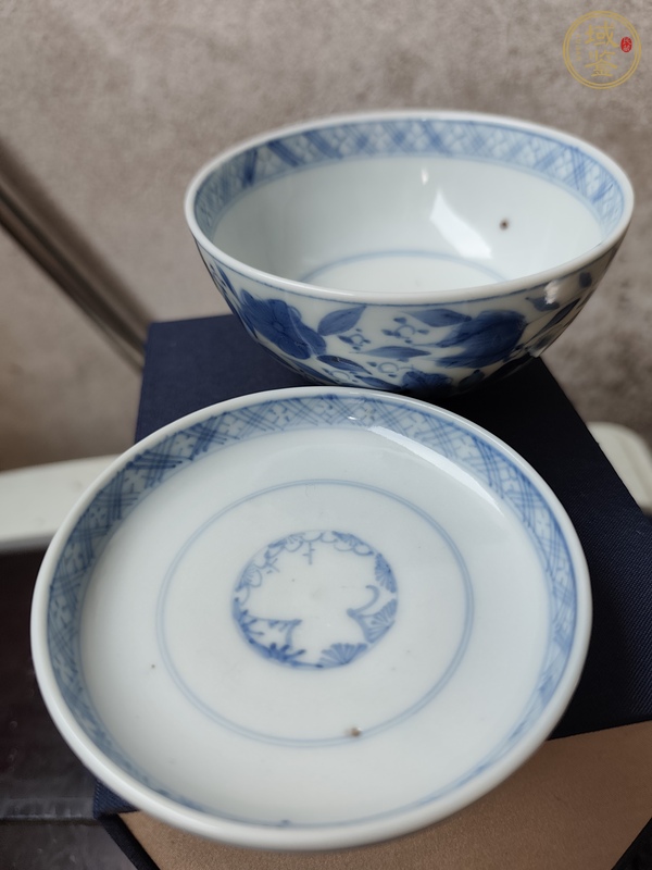 古玩陶瓷日本明治青花花卉紋蓋碗真品鑒賞圖