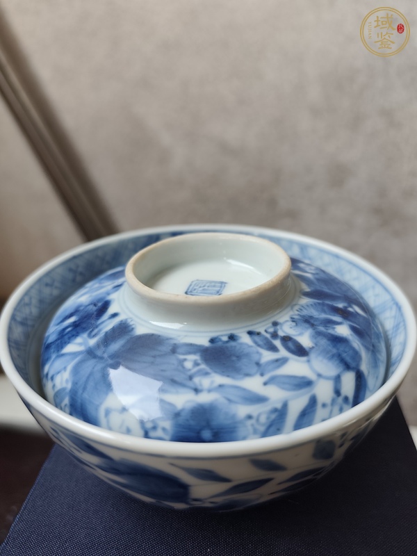 古玩陶瓷日本明治青花花卉紋蓋碗真品鑒賞圖