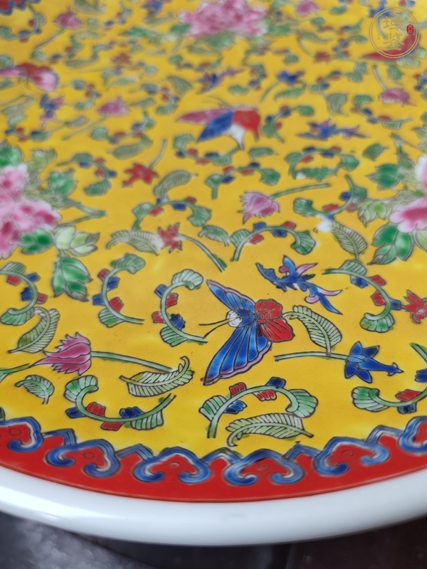 古玩陶瓷黃地粉彩花蝶紋盤真品鑒賞圖