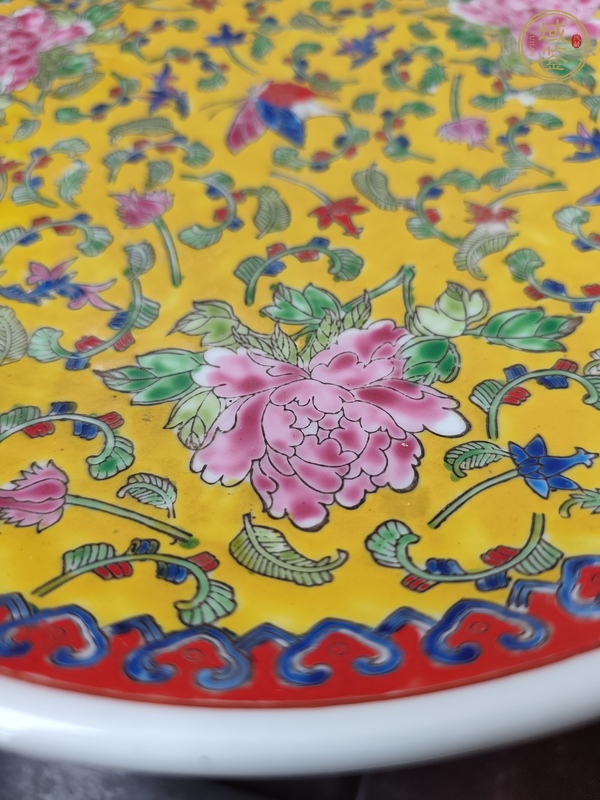 古玩陶瓷黃地粉彩花蝶紋盤真品鑒賞圖