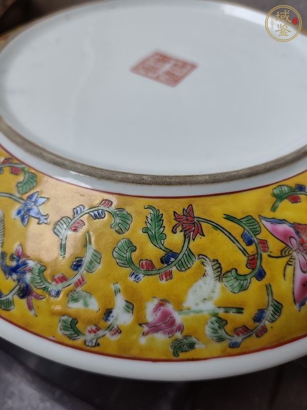 古玩陶瓷黃地粉彩花蝶紋盤真品鑒賞圖