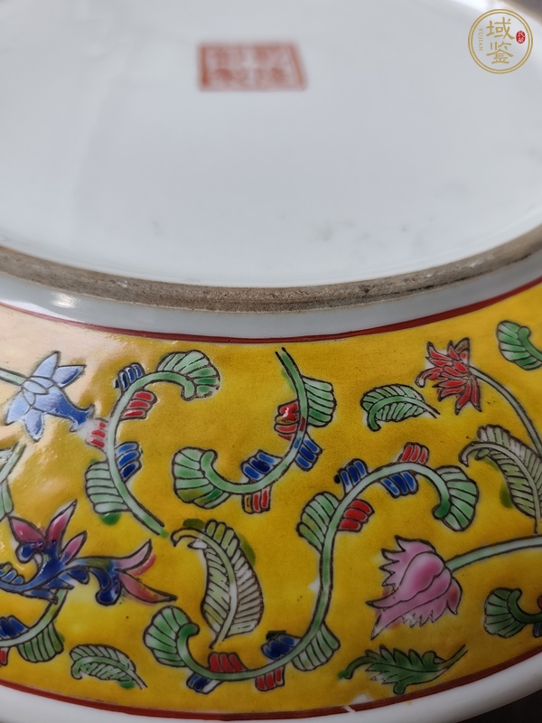 古玩陶瓷黃地粉彩花蝶紋盤真品鑒賞圖