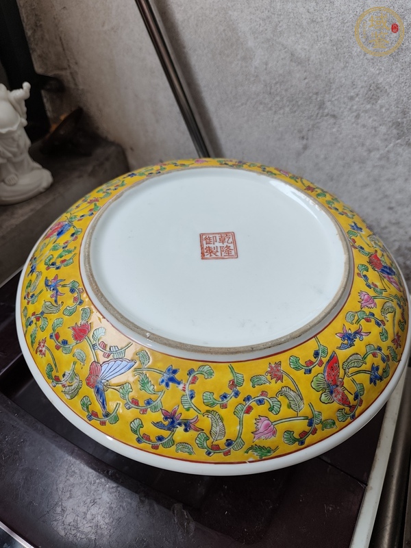 古玩陶瓷黃地粉彩花蝶紋盤真品鑒賞圖