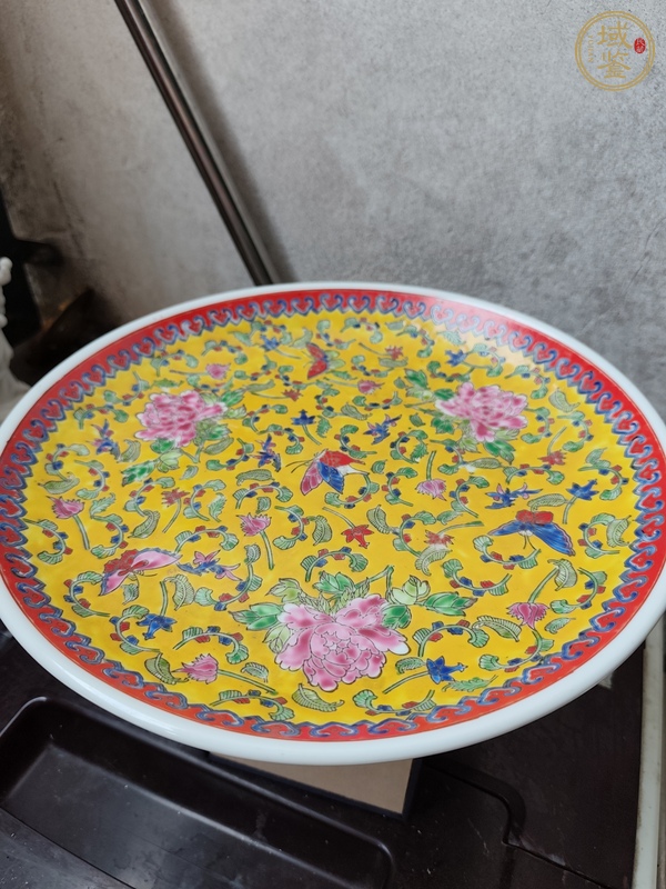 古玩陶瓷黃地粉彩花蝶紋盤真品鑒賞圖