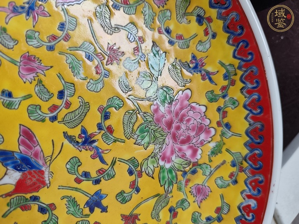 古玩陶瓷黃地粉彩花蝶紋盤真品鑒賞圖