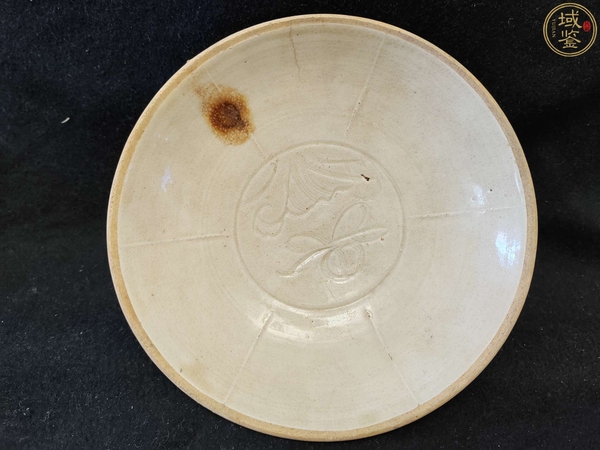 古玩轉(zhuǎn)賣館藏級精品南宋定窯刻萱草紋盤拍賣，當前價格386元
