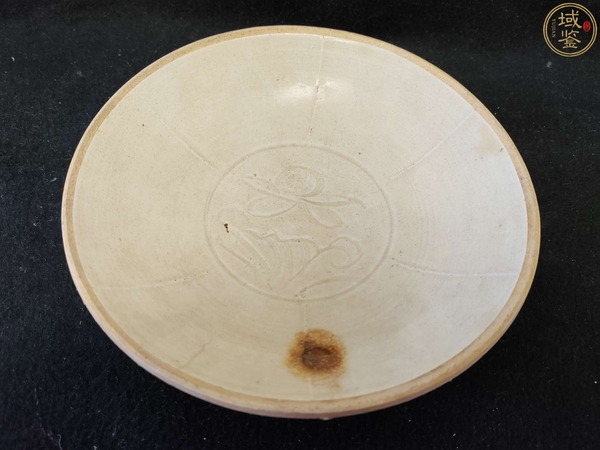 古玩陶瓷館藏級精品南宋定窯刻萱草紋盤拍賣，當(dāng)前價格3980元