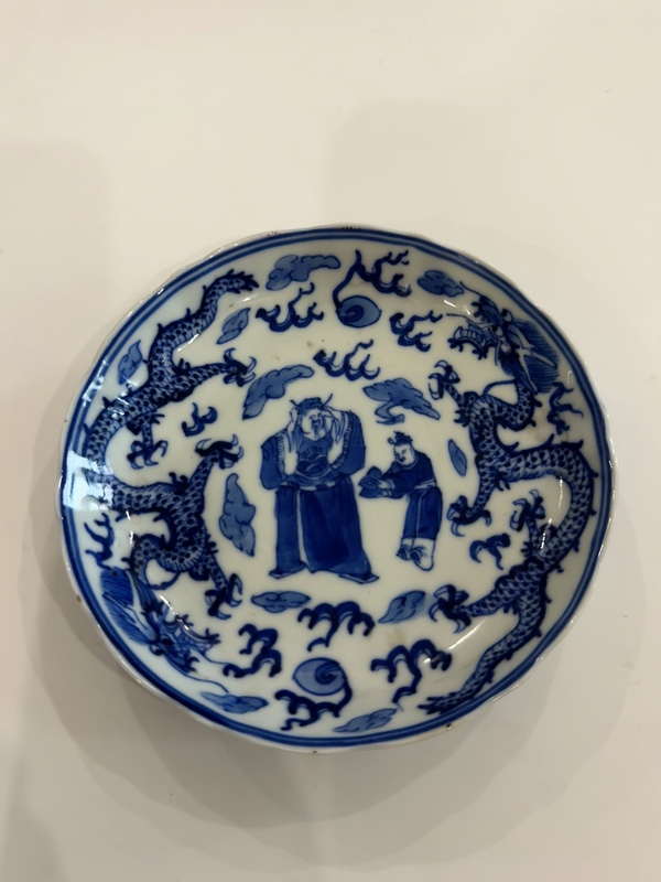 古玩轉(zhuǎn)賣青花雙龍紋戲珠天官賜福圖人物盤拍賣,當(dāng)前價(jià)格1688元