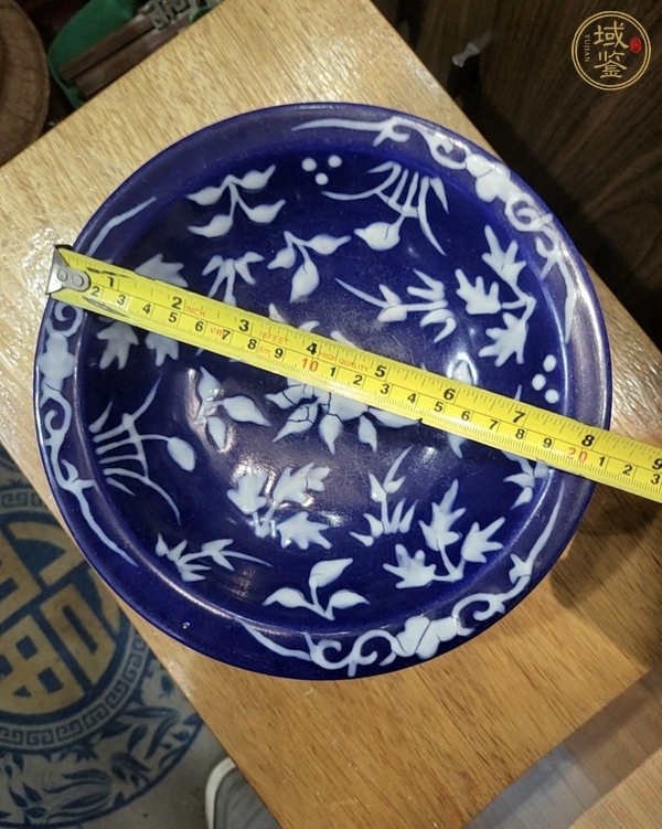 古玩陶瓷祭蘭釉堆白花卉紋高足貢盤真品鑒賞圖