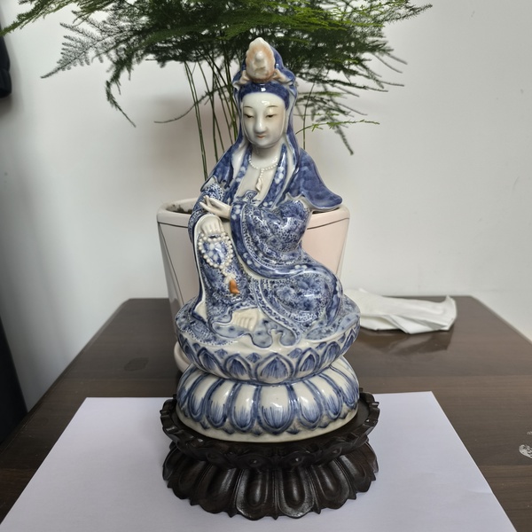 古玩轉(zhuǎn)賣青花花卉紋觀音瓷像（附有催凱老師的保真卡）拍賣，當(dāng)前價(jià)格398元