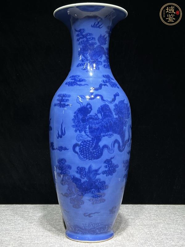 古玩陶瓷藍(lán)上藍(lán)青花獅紋撇口瓶真品鑒賞圖