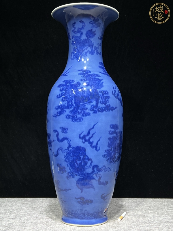 古玩陶瓷藍(lán)上藍(lán)青花獅紋撇口瓶真品鑒賞圖