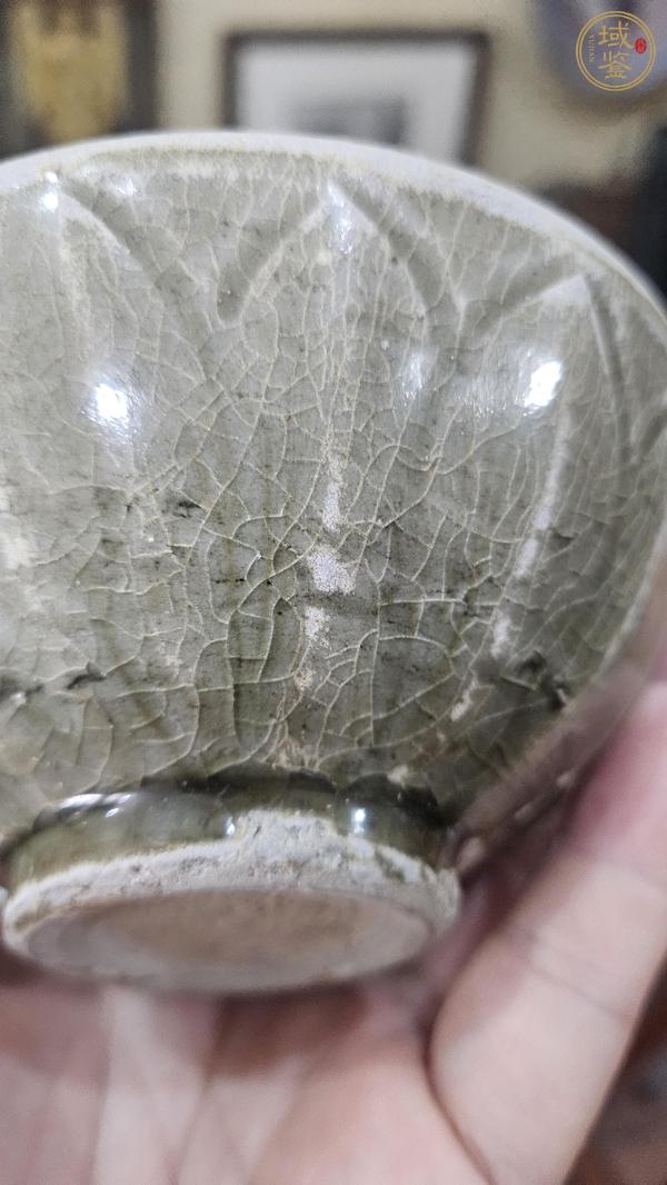 古玩陶瓷龍泉青瓷刻仰蓮紋茶盞真品鑒賞圖