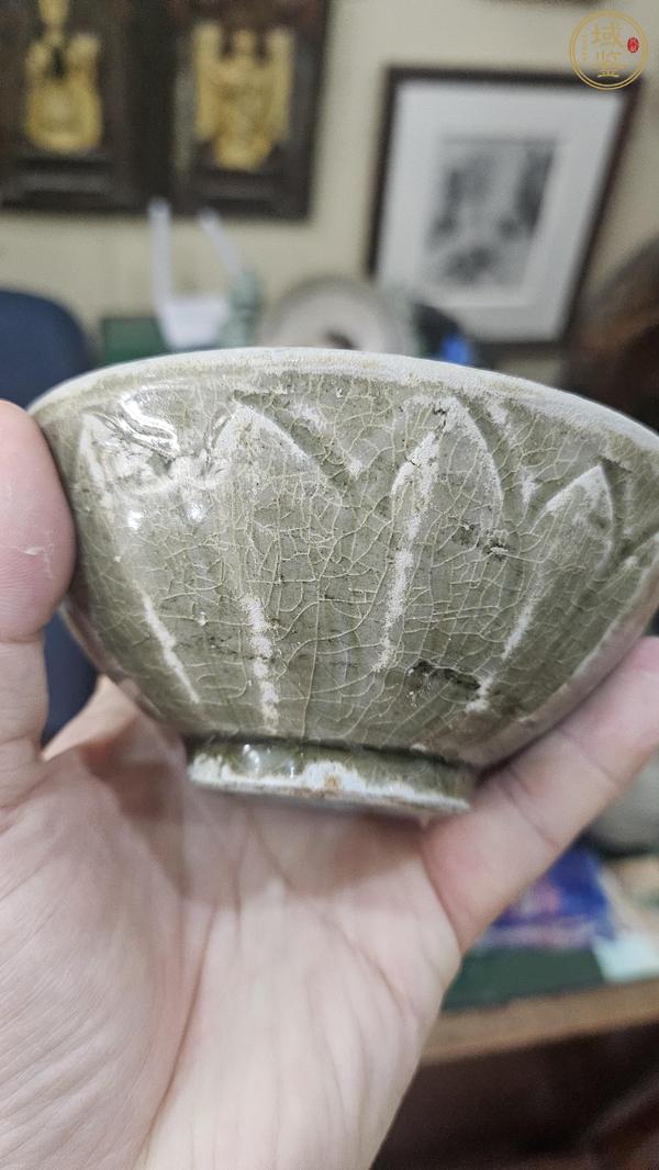 古玩陶瓷龍泉青瓷刻仰蓮紋茶盞真品鑒賞圖